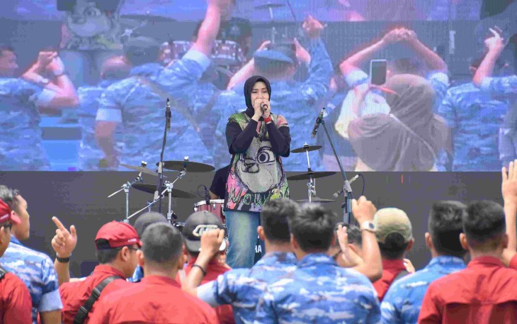 Penampilan vokalis Zero Four Band Koharmatau