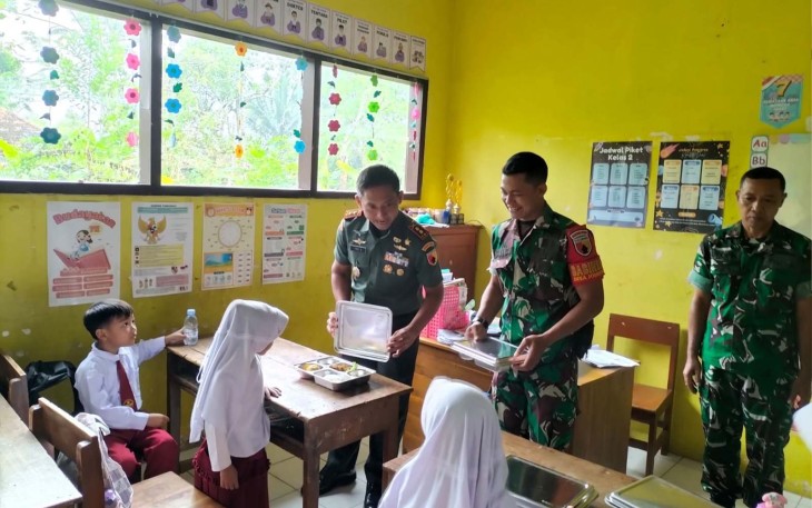 Dandim 0806/Trenggalek Letkol Inf Isnanto Roy Saputro memberikan MBG di SDN Jombok, Senin (29/9)