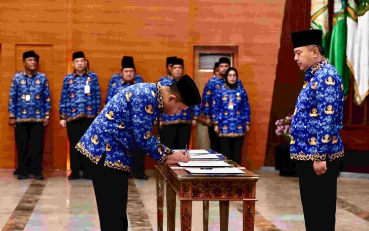 Sekjen Kemendagri Tomsi Tohir saat melantik pejabat di Jakarta, Selasa (30/9)