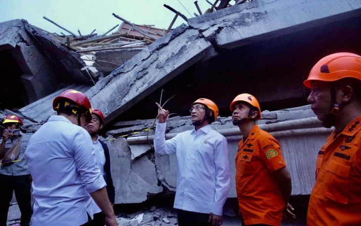 Menag Nasaruddin Umar saat meninjau lokasi musala yang roboh di ponpes Al Khoziny, Sidoarjo, Selasa (30/9)