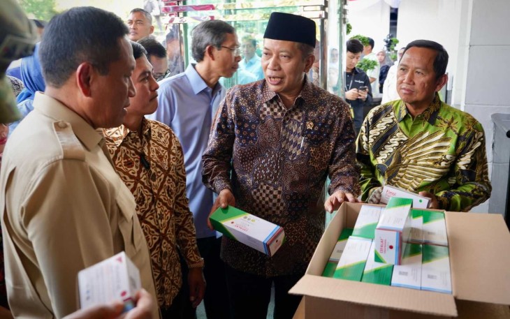Menkop Ferry Juliantono saat menerima hibah obat-obatan dari Kemhan RI di Jakarta, Rabu (1/10)