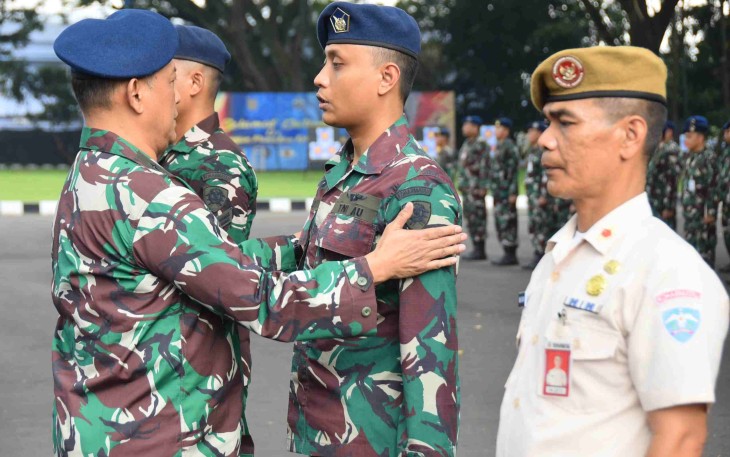 Kapok Sahli Koharmatau Marsma TNI Ade Budiana mengenakan kenaikan pangkat prajuritnya, Rabu (1/10)