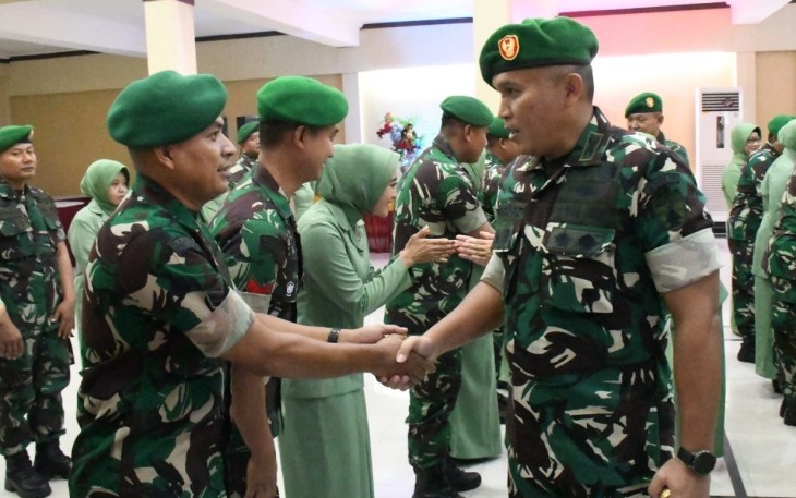 Danrem 081/DSJ Kolonel Arm Untoro Hariyanto memberikan selamat kenaikan pangkat prajuritnya, Kamis (2/10)