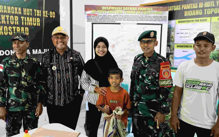 Dansatgas Yonarmed 12 Kostrad Letkol Arm Dr Erlan Wijatmoko foto bersama khitanan massal, Kamis (2/10)