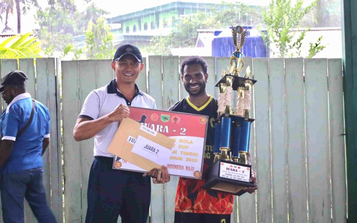 Dankopaska 3 Letkol Laut (S) Taufan memberikan trophy juara 