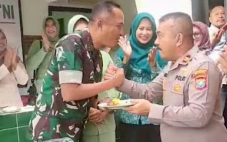 Danramil 06/Lubuk Pakam Kapten Inf Warsito menerima nasi tumpeng, Senin (6/10)