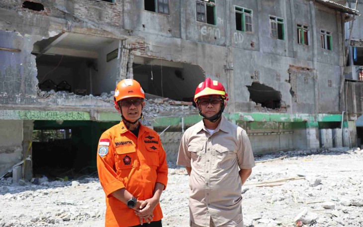 Kepala Pusat Data, Informasi dan Komunikasi Kebencanaan BNPB, Abdul Muhari (kanan) bersama Direktur Operasi Basarnas, Yudhi Bramantyo (kiri) saat meninjau lokasi reruntuhan bangunan Musala Pondok Pesantren (ponpes) Al - Khoziny, Sidoarjo, Jawa Timur, pada Selasa (7/10).