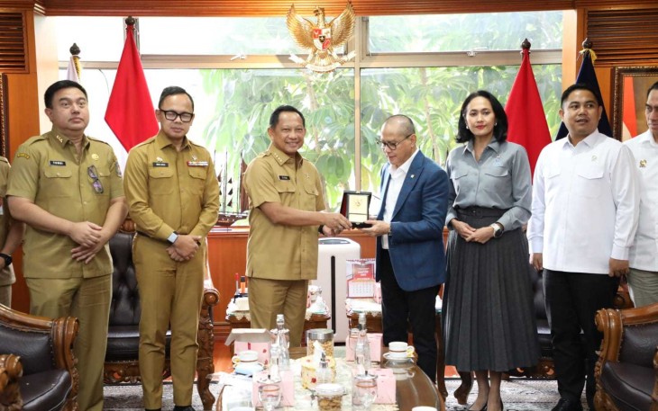 Mendagri Tito Karnavian memberikan cenderamata Menteri P2MI Mukhtarudin di Jakarta, Selasa (7/10)