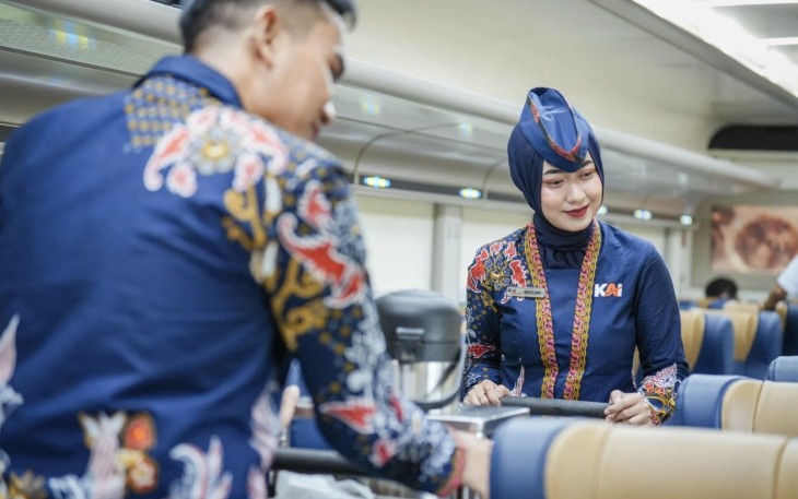 Pelayanan pramu/i mengenakan busana batik