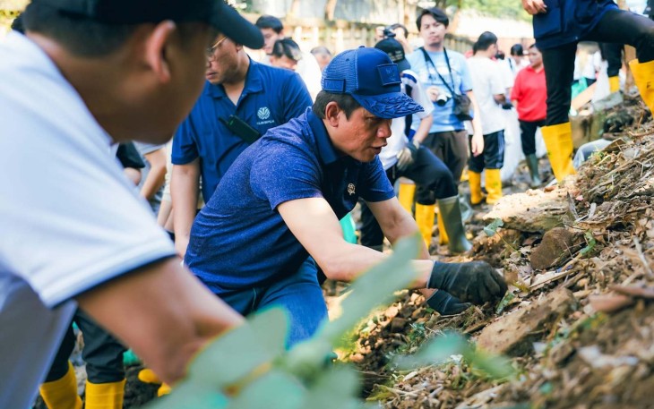 Menteri LH Hanif Faisol Nurrofiq bersama Komunitas Sungai Cipinang di Jakarta, Sabtu (11/10)