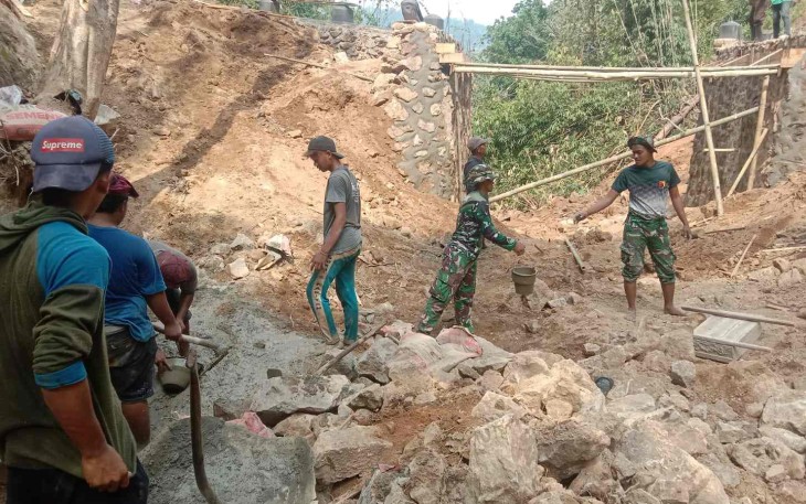 Pengecoran pondasi jembatan di desa Petungsinarang, Minggu (12/10)