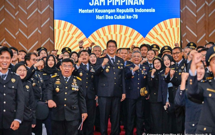 Menkeu Purbaya Yudhi Sadewa bersama jajaran Bea Cukai di Jakarta, Senin (13/10)