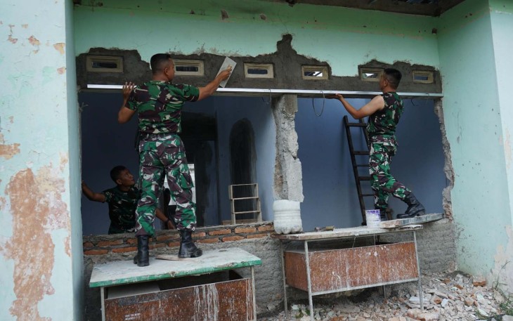 Perbaikan rumah dinas prajurit Korem 081/DSJ di Madiun, Rabu (15/10)