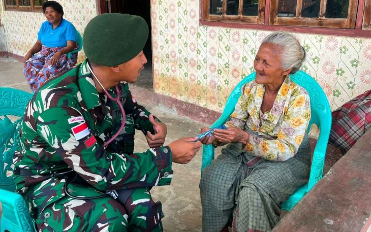 Pelayanan kesehatan satgas Yonarmed 12 Kostrad 