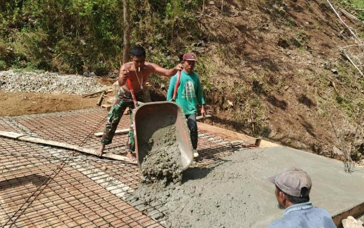 Pengecoran jembatan di dusun Krajan desa Petungsinarang 