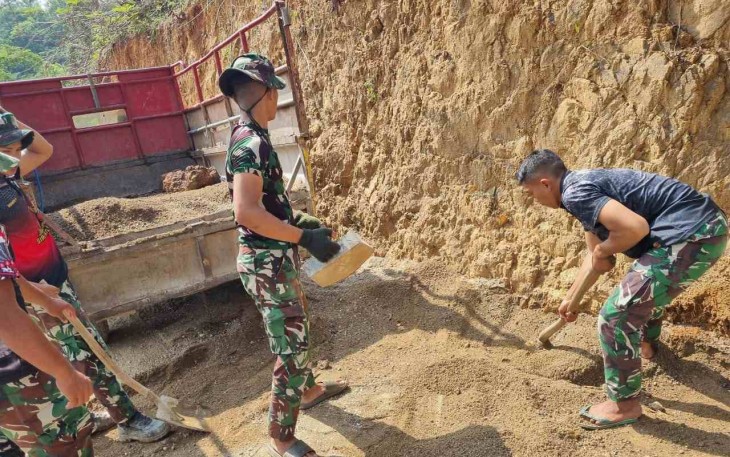 Penurunan material bangunan TMMD Kodim Pacitan 