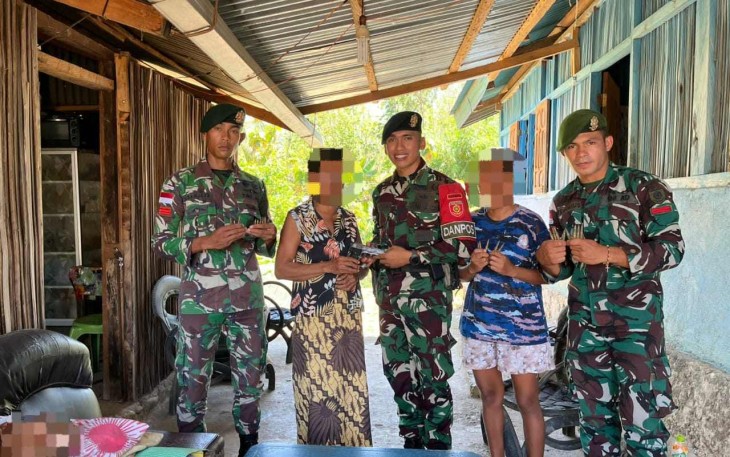 Warga sukarela menyerahkan senjata dan amunisi di perbatasan 