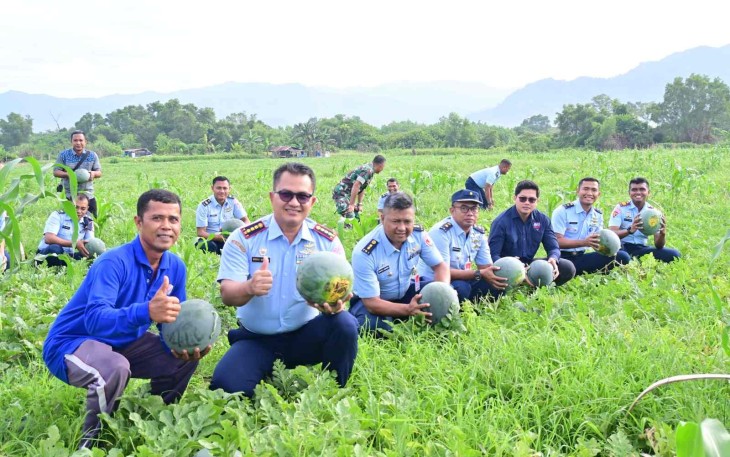Danlanud Sutan Sjahrir Kol Nav Wahyu Bintoro saat panen raya semangka, Kamis (23/10)