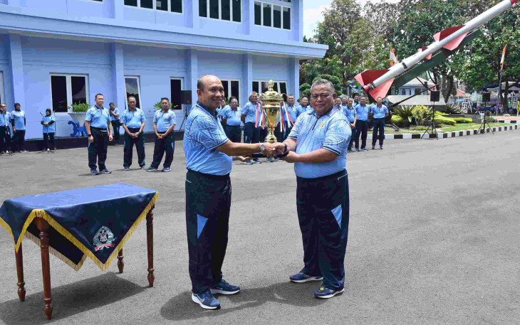 Dankoharmatau Marsma TNI Ir Suryanto memberikan piala, Kamis (23/10)