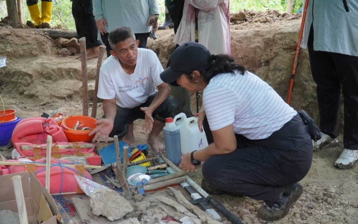 Ketua Umum Persit Ny. Uli Simanjuntak menerima pemaparan arkeolog di lokasi penemuan fosil gajah purba, Kamis (23/10)