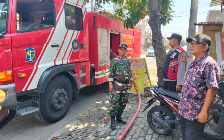 Sertu Nursolichin bersama Damkar saat padamkan kebakaran warung di wilayah binaan, Kamis (23/10)