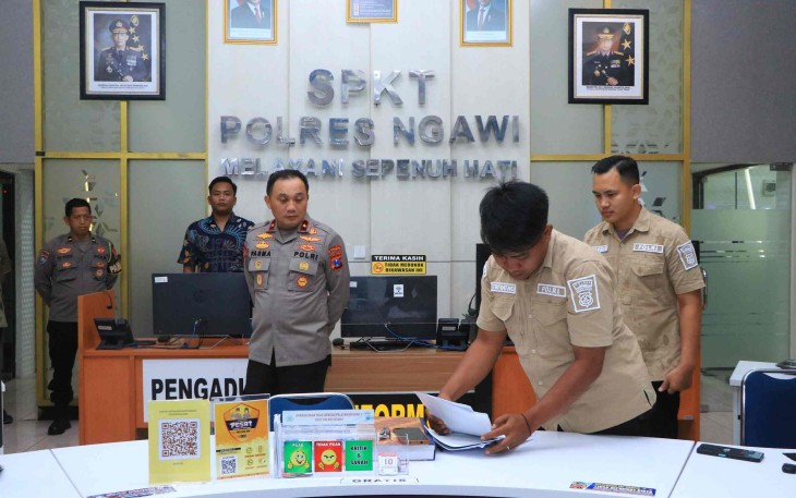Wakapolda Jatim Brigjen Pol Pasma Royce saat mengunjungi SPKT Polres Ngawi