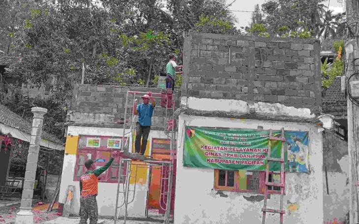Pemasangan hebel dalam rehab polindes desa Petungsinarang