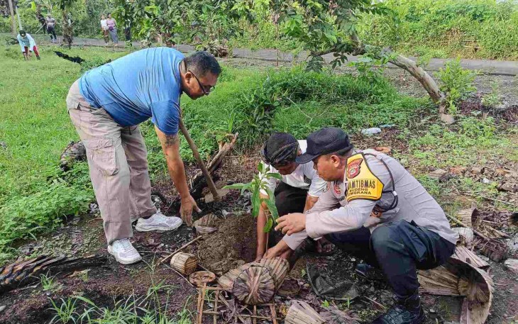 Tanam pohon bersama warga wilayah desa binaan 