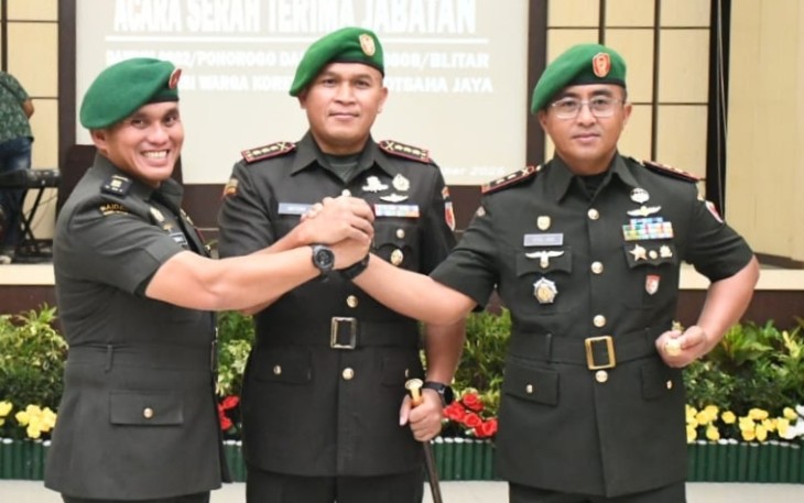 Danrem 081/DSJ Kolonel Arm Untoro Hariyanto bersama Dandim 0802/Pacitan dan Dandim 0808/Blitar usai sertijab, Sabtu (25/10)