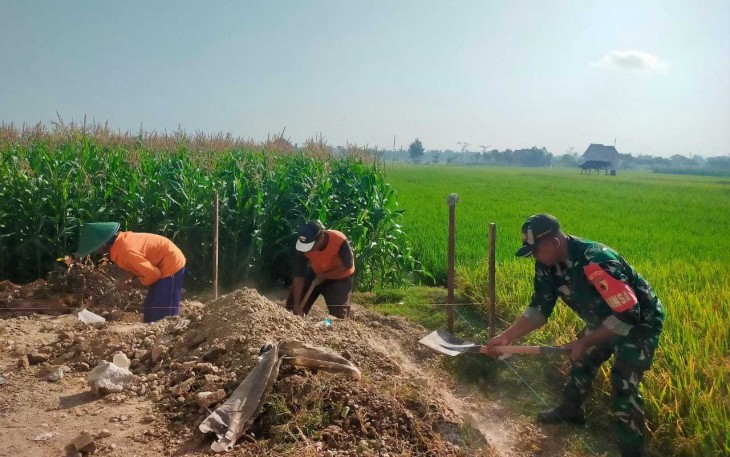 Gotong royong bantu bangun talud wilayah desa binaan 