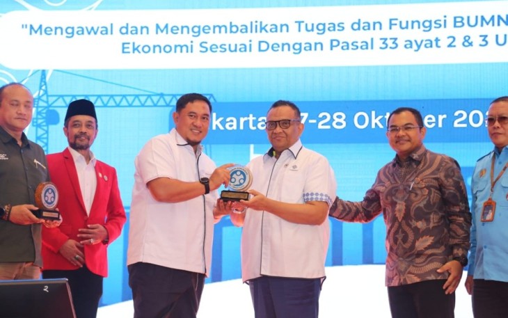 Wamenaker Afriansyah Noor saat menerima cenderamata 