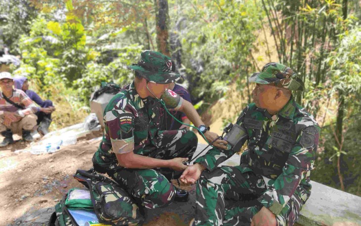 Pengecekan kondisi kesehatan anggota Satgas TMMD ke 126 Kodim Pacitan 