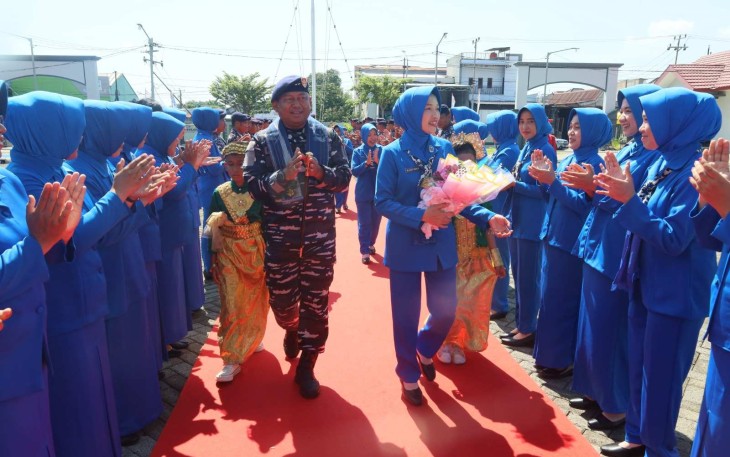 Pangkolinlamil Laksda TNI Rudhi Aviantara disambut prajurit Satlinlamil 3 Makassar, Senin (3/11)