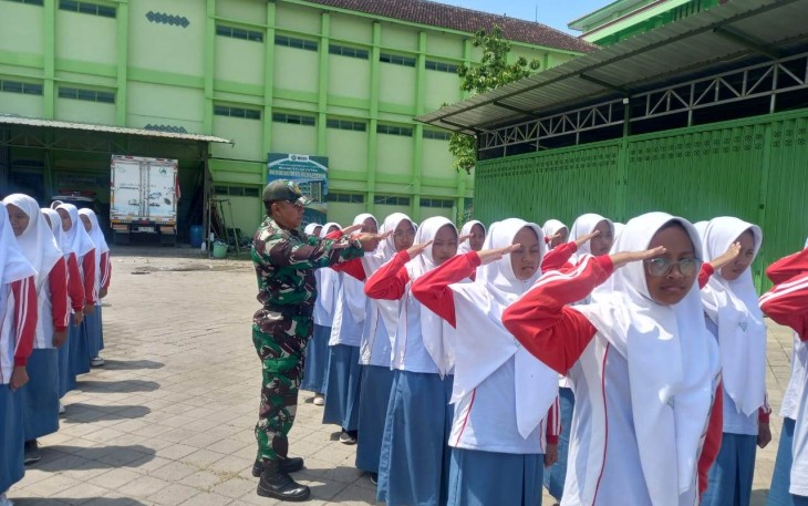 Latih siswa Peraturan Baris Berbaris 