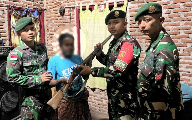 Warga Desa Delomil saat menyerahkan senjata laras panjang, Rabu (5/11)