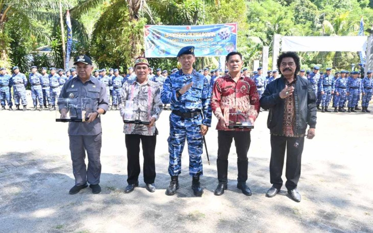 Danlanud Supadio Marsma TNI Sidik Setiyono foto bersama usai membuka TMMD TNI AU Ke-1 di Kabupaten Mempawah, Kalbar, Sabtu (8/11)