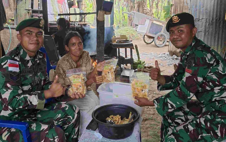 Pelatihan olahan pisang satgas Yonarmed 12 Kostrad 