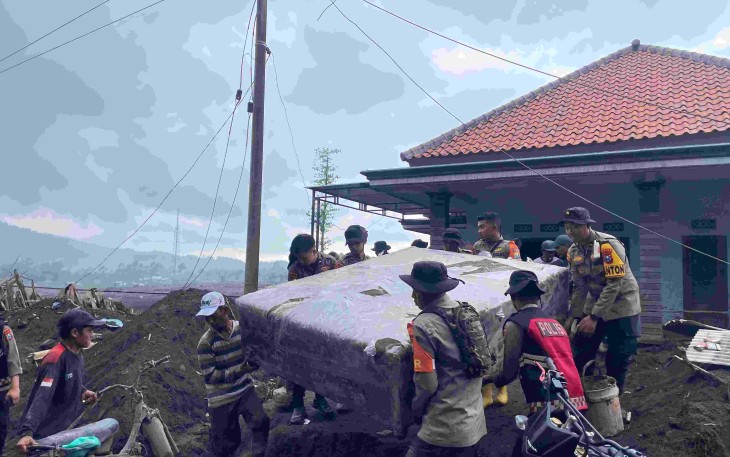 Satbrimob Polda Jawa Timur bantu evakuasi pasca erupsi gunung Semeru 