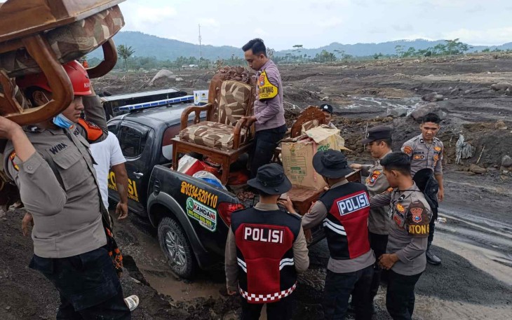 Evakuasi barang milik warga korban erupsi gunung Semeru 