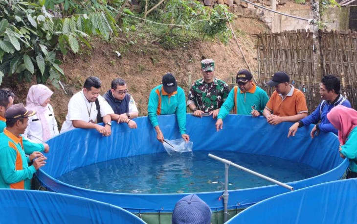 Serma Budi Santoso dalam kegiatan tematik budidaya lele di wilayah desa binaan 