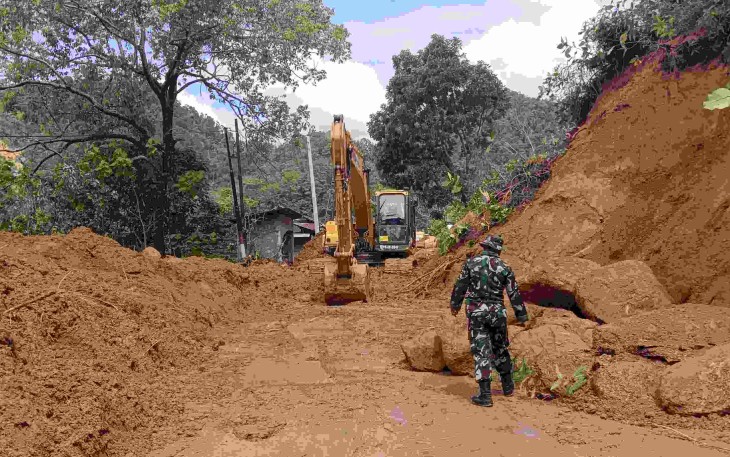 Alat berat dikerahkan membuka akses jalan terputus pascabencana menghubungkan Kabupaten Tapanuli Utara, Kota Sibolga dan Kabupaten Tapanuli Tengah, Selasa (9/12)