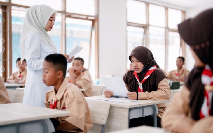 Tirta Martalita putri dari ibu Linda menjadi siswa Sekolah Rakyat Menengah Pertama 5 Solok, Sumatera Barat 