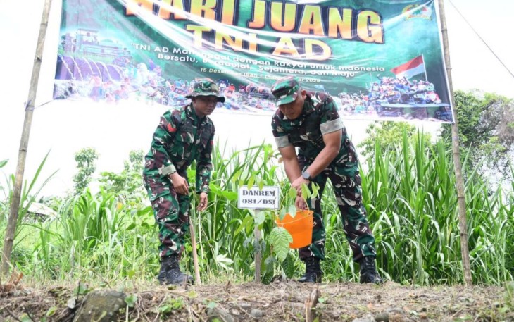 Danrem 081/DSJ Kolonel Arm Untoro Hariyanto tanam pohon penghijauan di dusun Kebonduren, Kamis (11/12)