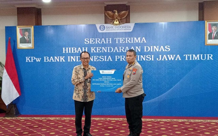 Karolog Polda Jatim Kombes Pol Dirmanto saat menerima unit hibah Bank Indonesia di Surabaya, Rabu (17/12)
