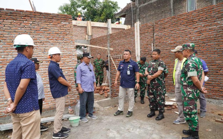 Dandim 0803/Madiun Letkol Inf I Nyoman Adhisaputra saat mendampingi Wadir PT Agrinas Pangan Nusantara, Minggu (21/12)
