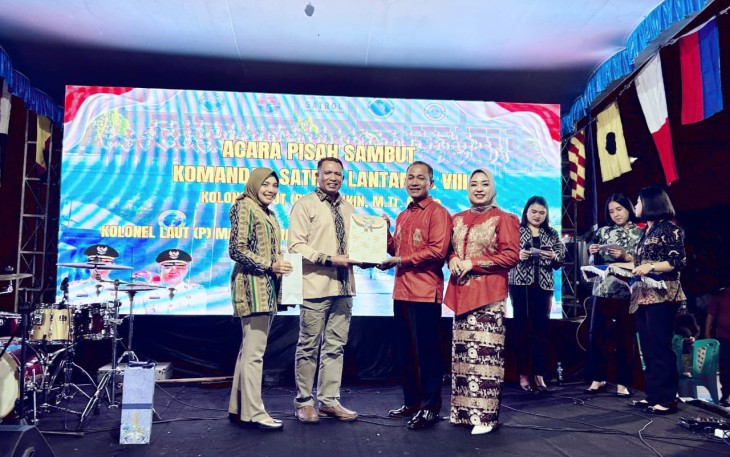 Dandim 1310/Bitung Letkol Czi Hanif Tupen, S.T,M.I.P bersama istri tercinta saat memberikan cenderamata kepada Kolonel Laut (P) Shodikin, M.Tr.Opsla diacara pisah sambut Dansatrol Bitung.
