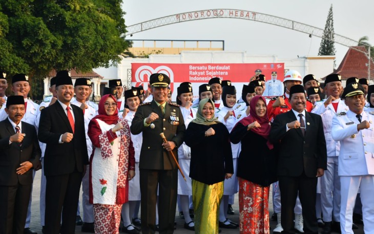 Dandim Ponorogo Hadir Pada Upacara Penurunan Bendera HUT ke 80 Kemerdekaan RI