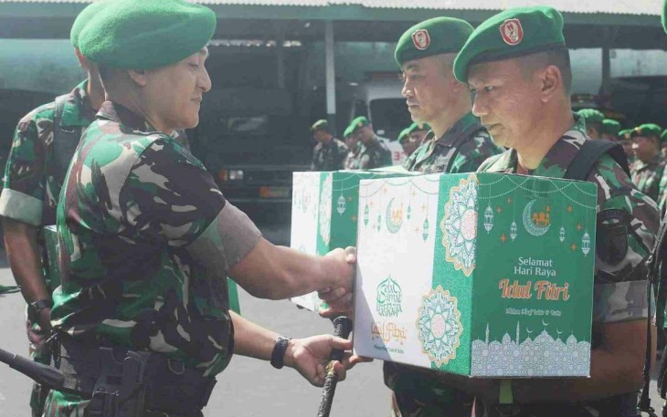 Dandim 0833/Kota Malang Letkol Arm Aris Gunawan saat memberikan bingkisan lebaran anggotanya, Senin (24/3)