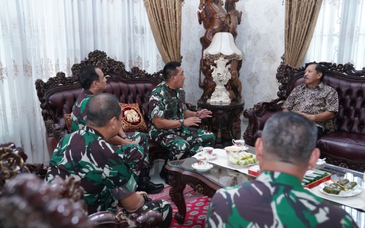Danjen Akademi TNI Letjen TNI R. Sidharta Wisnu Graha saat bersilaturahmi ke kediaman Mantan Panglima TNI, Laksamana TNI (Purn) Agus Suhartono di Jl. Assafiyah, Cilangkap, Jakarta Timur, Kamis (25/9/2025).