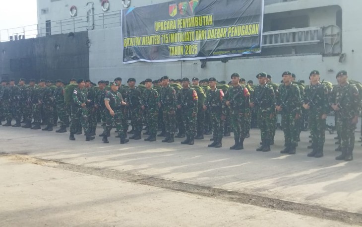 Danrem 133Nani Wartabone saat melakukan pengecekan pasukan Satgas Pamtas Yonif 715 yang baru pulang dr menjalankan tugas di Bumi Cendrawasih